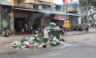 Những ngày qua, nhiều tuyến đường Hà Nội tiếp tục ngập trong rác 
