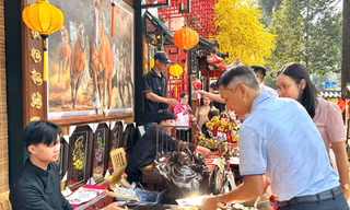 ‘Phố Ông Đồ’ tại TP. HCM: Khi người trẻ tiếp nối việc giữ gìn phong tục truyền thống