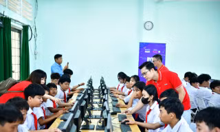 Tập đoàn Keppel và báo Tiền Phong trao tặng 80 máy tính cho học sinh vùng biên giới Tây Ninh