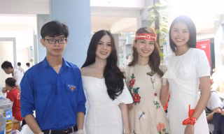 Dàn người đẹp cổ vũ ngày hội Chủ nhật Đỏ tại trường ĐH Công nghệ Thông tin