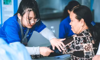 Sinh viên trường ĐH Khoa học Sức khỏe khám bệnh, phát thuốc miễn phí cho người dân Bến Tre
