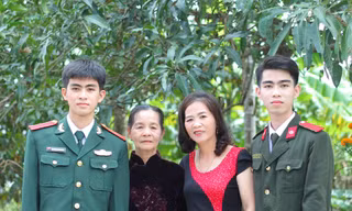 Hai anh em sinh viên trong sắc áo lực lượng vũ trang