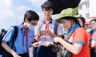 Chiến sĩ tình nguyện 'Hoa phượng Đỏ' hỗ trợ thí sinh tham gia kỳ thi tuyển sinh lớp 10 