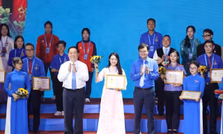 Xây dựng một lớp thanh niên ‘vừa hồng vừa chuyên’ của thời đại mới