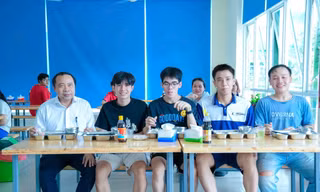 Giám đốc ĐHQG TP. HCM ăn trưa tại ‘bếp ăn chia sẻ’ cùng sinh viên