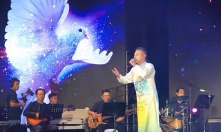 Ca sĩ Kyo York thể hiện ca khúc “Hãy yêu nhau đi” trong đêm nhạc Trịnh Công Sơn “Khúc ca Hòa bình” diễn ra tại Công viên Fidel ở TP Đông Hà, tỉnh Quảng Trị