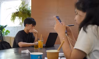 Nhiều người trẻ “trôi dạt” trên mạng ảo không có chủ đích. Ảnh: Châu Linh