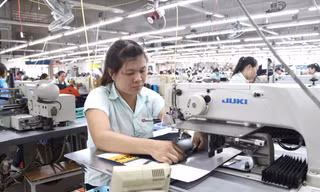 Công nhân sản xuất hàng may mặc trong nhà máy ở Bình Dương. Ảnh: H.C