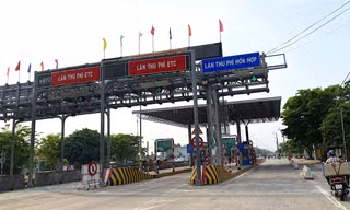 Dặm vá mặt đường quốc lộ 51. Ảnh: M.T