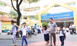 Cổng Trường Tiểu học Nguyễn Bỉnh Khiêm (quận 1, TPHCM) vắng bóng hàng rong. Ảnh: Ngô Tùng