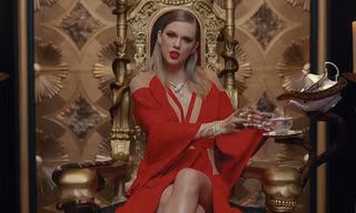 Nữ hoàng nhạc pop Taylor Swift đeo vòng cổ và lắc tay hình rắn. Ảnh: Her World