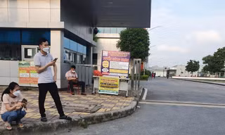 Các công ty đăng tuyển dụng công nhân tại khu công nghiệp. Trên bảng tuyển dụng ghi rõ không tuyển lao động nhiều tuổi