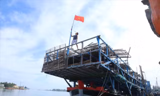 Ngư dân thay mới cờ Tổ quốc sẵn sàng vươn khơi. Ảnh: Hoài Văn