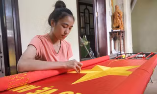 Người trẻ tự hào thêu cờ Tổ quốc 