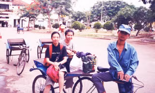 Phan Hồn Nhiên (ngoài cùng bên trái) và tác giả cùng ngồi trên xe lôi trong một chuyến đi công tác