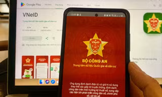 Cơ quan công an khuyến cáo người dân cài đặt ứng dụng VneID từ nguồn chính thống trên App Store và CH Play. Ảnh: Hoàng Thuận