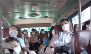 Cảnh công nhân ngủ trên xe. Ảnh: Đức Anh