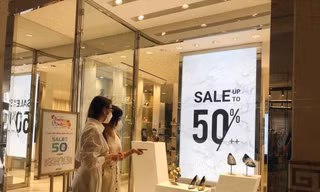 Nhiều chương trình khuyến mại cuối năm hấp dẫn người tiêu dùng. Ảnh: U.P