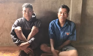 Anh Hồ Văn Xơi (trái) và anh Hồ Văn Son sau khi được bố mẹ giải cứu nộp tiền chuộc về