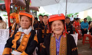 Đồng bào Dao Mẫu Sơn phấn khởi tham gia ngày hội Đại đoàn kết. Ảnh: Duy Chiến