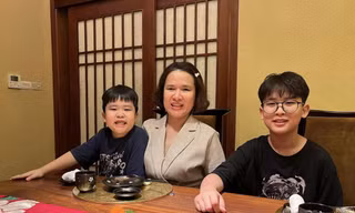 Chị Đỗ Thuý Hà, Chủ tịch Hội người mù quận Đống Đa, chụp ảnh cùng hai con trai Bill (bên phải) và Bell (bên trái)