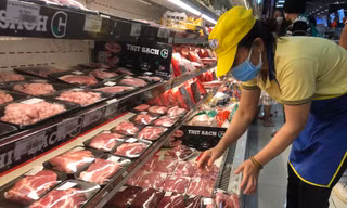 Giá thịt lợn trong siêu thị giảm nhưng vẫn cao hơn thị trường