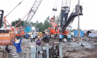 Chuẩn bị đưa thi thể bé trai 10 tuổi tại Đồng Tháp lên mặt đất
