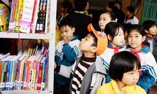Những trẻ em ở ngoại thành háo hức vì được đọc sách báo từ dự án "Thư viện lưu động- bánh xe tri thức"