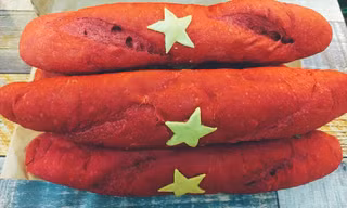 Hà Nội: “Bánh mì yêu nước” có gì “hot” mà chưa hết chiều đã hết bánh?