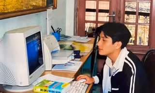 Đăng ảnh hồi tưởng “thanh xuân”, thầy giáo khiến học trò “đứng hình” vì đẹp như tài tử