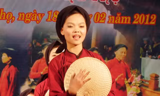 Một đoạn hát trong chặng Chơi bợm gái. Ảnh: Phúc An Chi