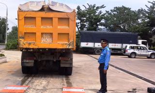Hơn 3 tiếng đồng hồ, tài xế xe ben tải mới chịu đánh xe lên cân với kết quả quá tải 170%. Ảnh: CSGT cung cấp