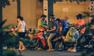 Chợ dân sinh đóng cửa, tiểu thương mua bán ngay dưới lòng đường lúc nửa đêm