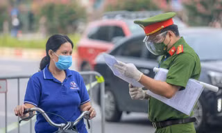 Hà Nội phát hiện Giấy đi đường của người bán cá mới '8 tháng tuổi'