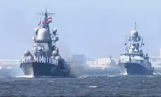 Chiến hạm Nga nườm nượp tiến về St.Petersburg