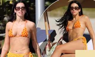 Dua Lipa diện bikini nhỏ xíu đi biển sau công bố tour lưu diễn thế giới
