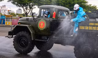 Binh chủng hoá học tiến hành phun khử khuẩn dập dịch COVID-19 trên diện rộng ở một số khu vực có nguy cơ lây nhiễm cao. Ảnh: Nguyễn Thành