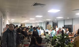 Người dân kéo tới trụ sở Cty Hoàng Nhất Nam vào tối 14/3 để đòi quyền lợi đất đai. Ảnh: Nguyễn Thành.