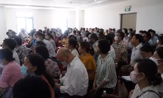 Hàng trăm khách hàng đặt cọc mua đất tham dự phiên toà. 