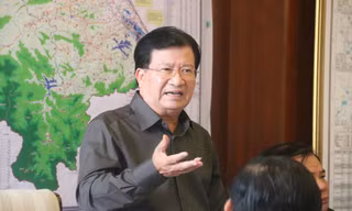 Phó thủ tướng Trịnh Đình Dũng làm việc nhanh với Ban chỉ huy tiền phương ứng phó với bão số 9. 