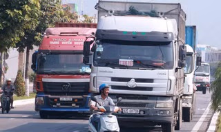 Tách xe máy với “hung thần” container trên cung đường ám ảnh tai nạn
