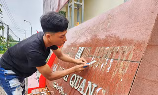 Hà Nội gấp rút thay biển trụ sở, chờ 'thời khắc lịch sử'