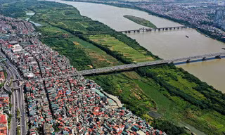 Phát triển đô thị ven sông Hồng vẫn gặp nhiều vướng mắc