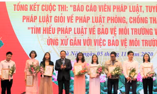 Phó Bí thư Thành ủy Nguyễn Văn Phong trao thưởng cho các tập thể đạt giải Nhất, giải Nhì cuộc thi tìm hiểu pháp luật về bảo vệ môi trường và quy tắc ứng xử gắn với bảo vệ môi trường trên địa bàn Hà Nội.