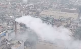 Hà Nội: Nhà máy dệt công nghiệp xả khói, gây ô nhiễm giữa khu dân cư