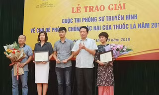 Thứ trưởng Bộ Thông tin và Truyền thông Hoàng Vĩnh Bảo trao giải nhất cho nhóm tác giả