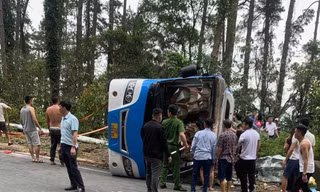 Xe khách lật ngang khi đổ đèo Tam Đảo, 13 người thương vong