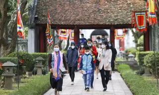 Khách du lịch đến Văn Miếu. Ảnh minh họa