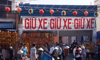 Ăn xin, giữ xe chặt chém trước cổng chùa Bà ở Bình Dương Ảnh: S.N