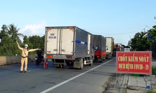 Chốt kiểm soát dịch COVID -19 trên Quốc lộ 1A tại cửa ngõ vào tỉnh Bạc Liêu